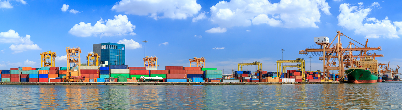 Internationaler Containerhafen als Teil der weltweiten Lieferkette